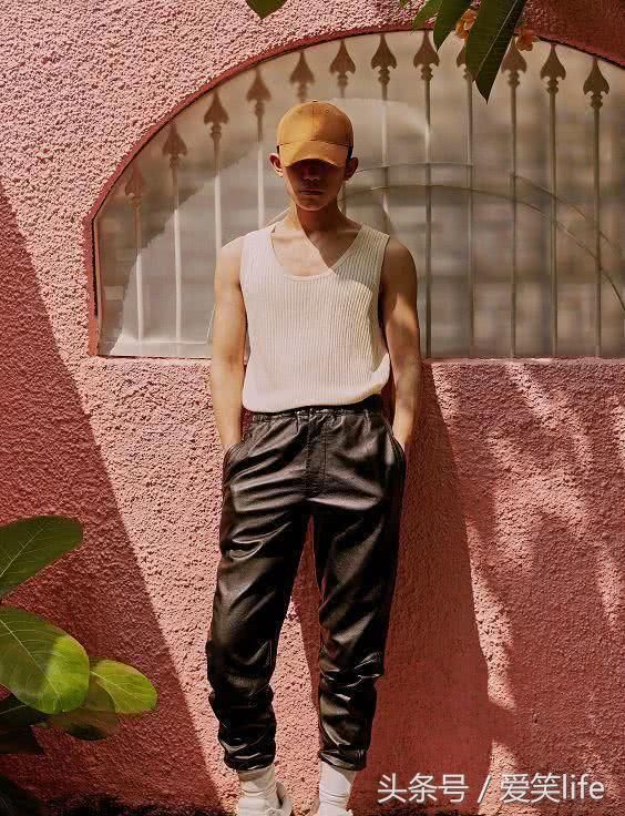 还没从易烊千玺的肱二头肌走出来,又掉进他深邃的眼睛里