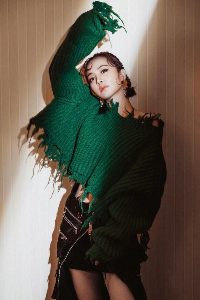 蔡依林全身穿上了难得一见的绿色，散发着霸气，而且皮衣还反着穿