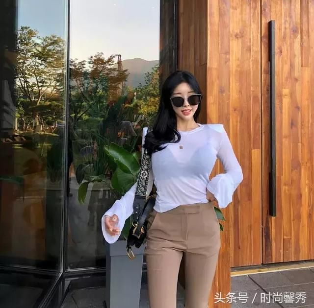 街拍：腿长白皙的美女，凹凸性感，修饰出身材性感有气质！