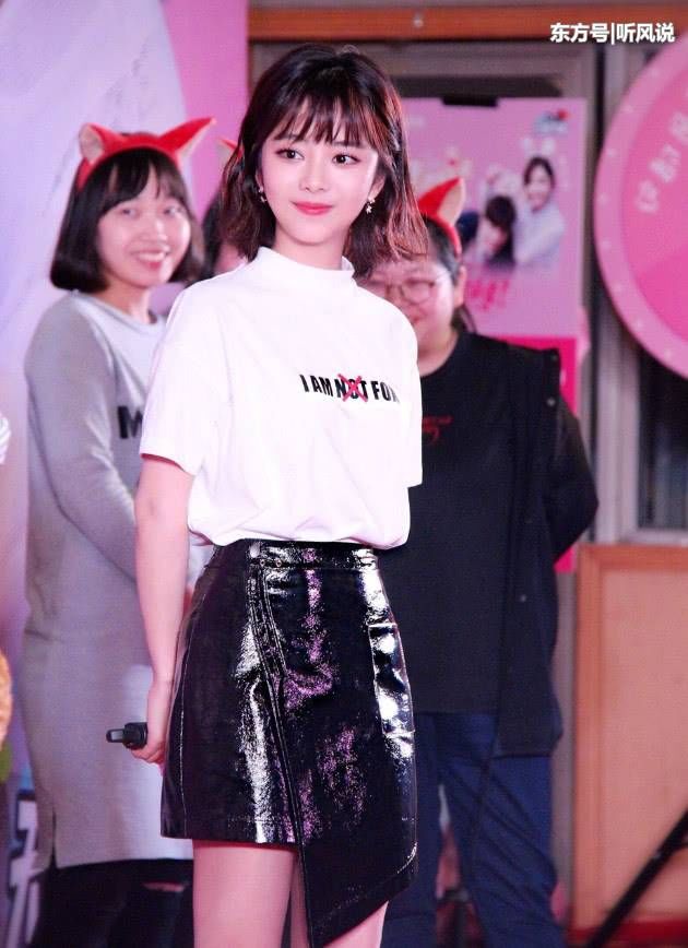 谭松韵清爽亮相，你只关注她的腿很粗?她的腰才是亮点!