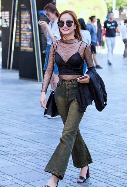 街拍：穿着时尚很有线条感的小姐姐，长相靓丽身材迷人！