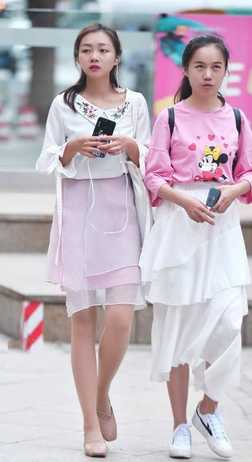 多肉女孩觉得穿短裙很显腿粗?不妨加一层白