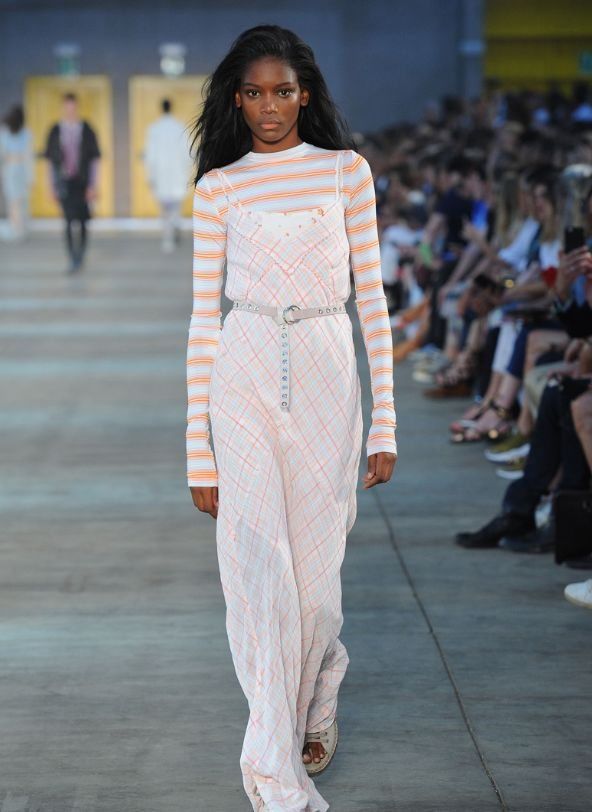 舒适、时尚、显腿长!这个夏天，时髦界都在pick澡堂拖!