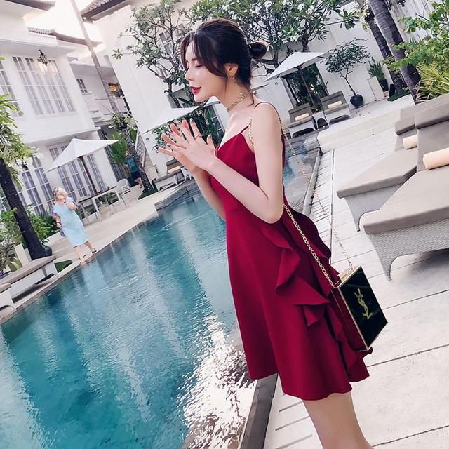 上海的姐姐真敢穿，直接穿吊带连衣裙，意想不到的特别美！