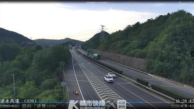 「倒车」货物掉落，半挂车高速主线倒车