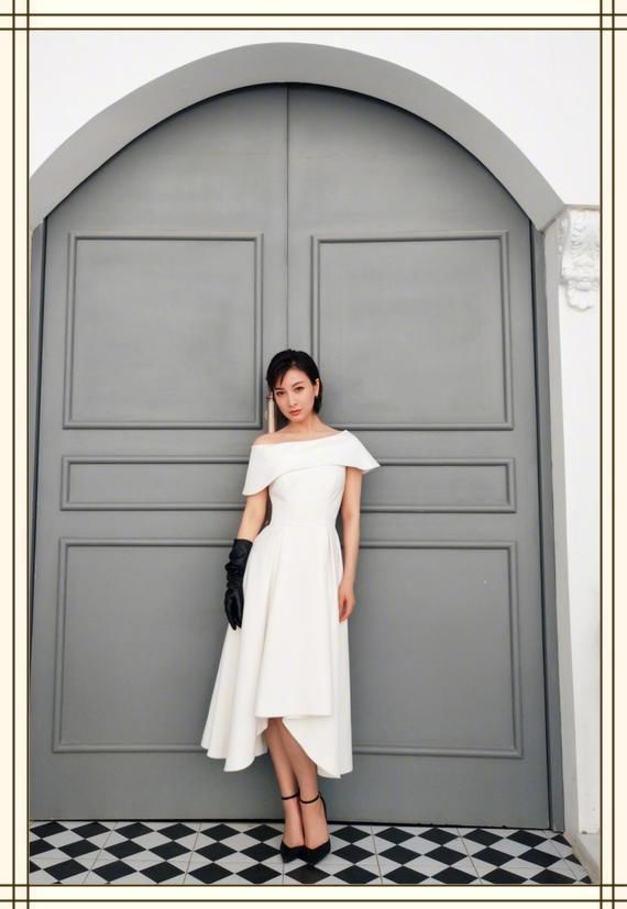 吴昕真会扮嫩！蓝T配蓝裙秒变高中生，网友：搞不懂潘玮柏咋想的