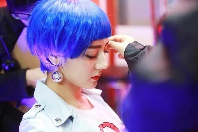 换个发色像换头!郑爽解封颜值，昆凌像洋娃娃，唯独热巴颜值下降