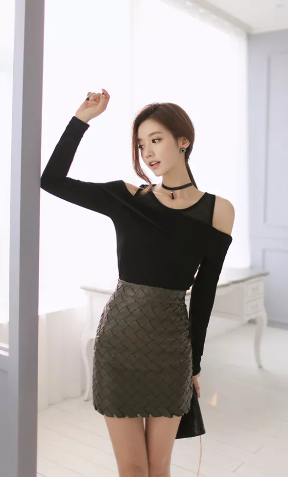 室内美女写真集：紧身上衣搭配短裙，展示傲人身材，时尚潮流性感