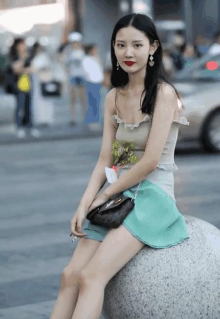 成都街拍 吊带连衣裙穿着纱裙黑丝秀美腿,网友惊呼:按奈不住了
