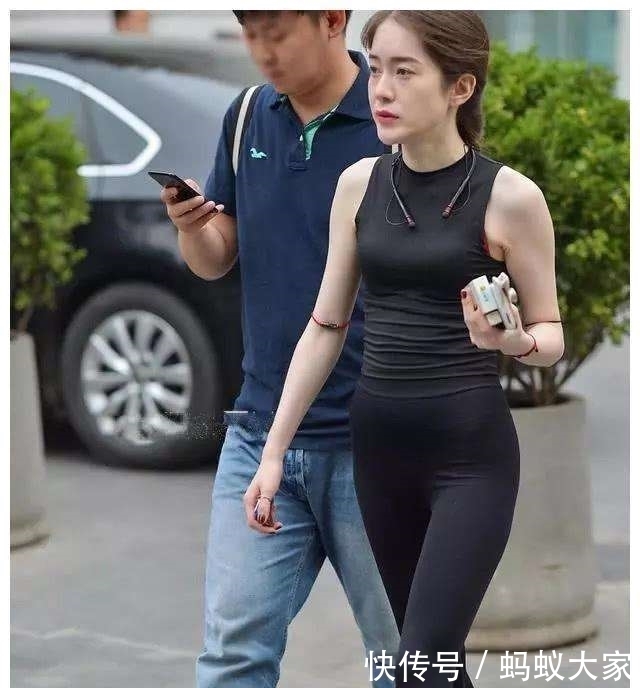 气质■打底裤的设计,展现优雅迷人的身姿,让女人的气质充满美俏的魅力
