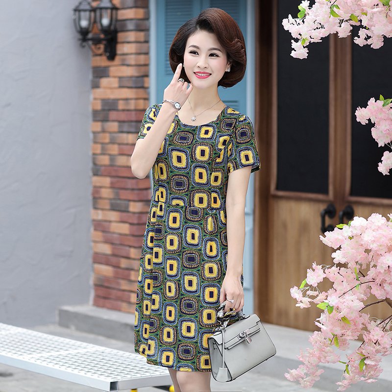 到了40的女人，也别穿太土!8月新出炉“妈妈装”，显嫩又显高