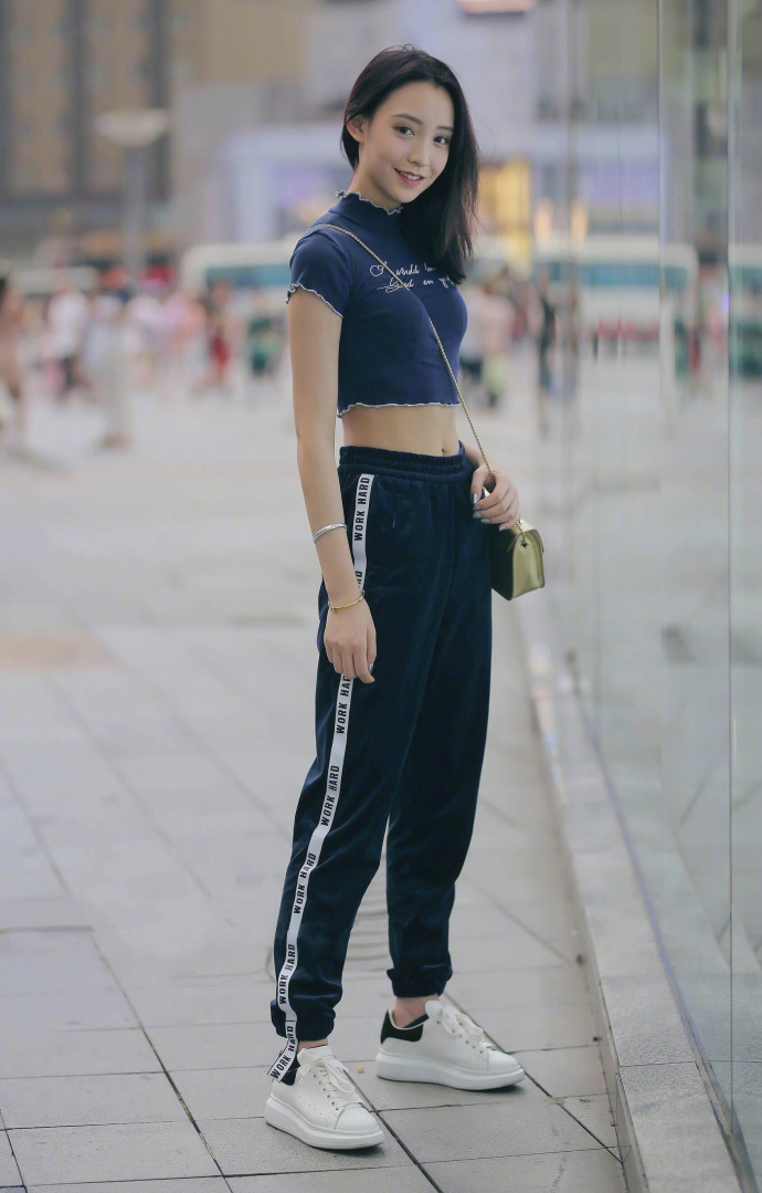 街拍高颜值路人，炎热的7月小姐姐这样穿很应季，时尚与魅力并存