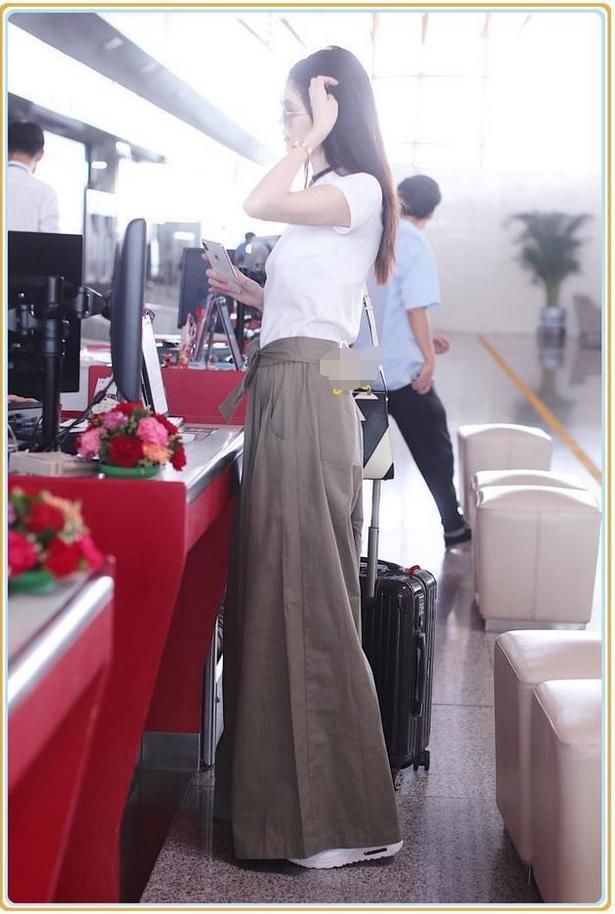 当何穗和全智贤同穿绿色阔腿裤,才知道超模腿和明星腿差距有多大