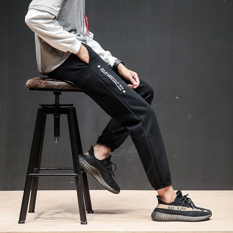 香 港出差!细看小伙子一个比一个精神，原来他们都不穿牛仔裤的