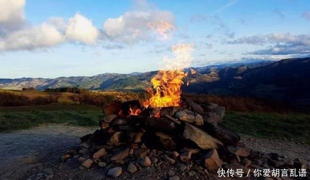 世界上最“憋屈”的火山，持续燃烧了上百年，还被人们拿来烤肉