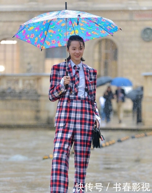  雨天@超模雎晓雯雨天街拍超帅气格纹套装+油头发型，攻气十足