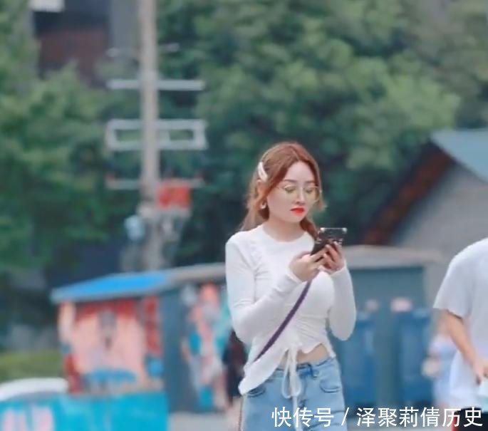 #美女#美女这么紧的牛仔裤,你不会出汗吗