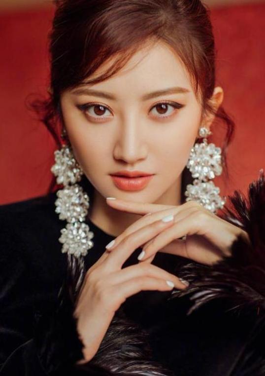 甜甜的景甜女神，肤白貌美，气质高雅