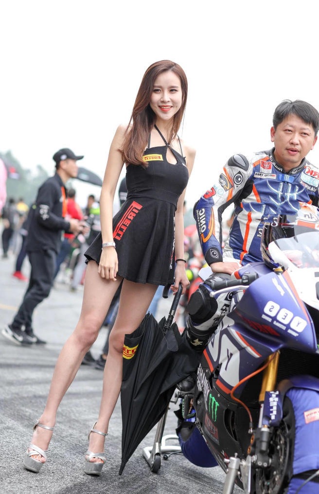 超短迷你裙勾勒出玲珑有致的身材，火辣的风格让路人纷纷侧目