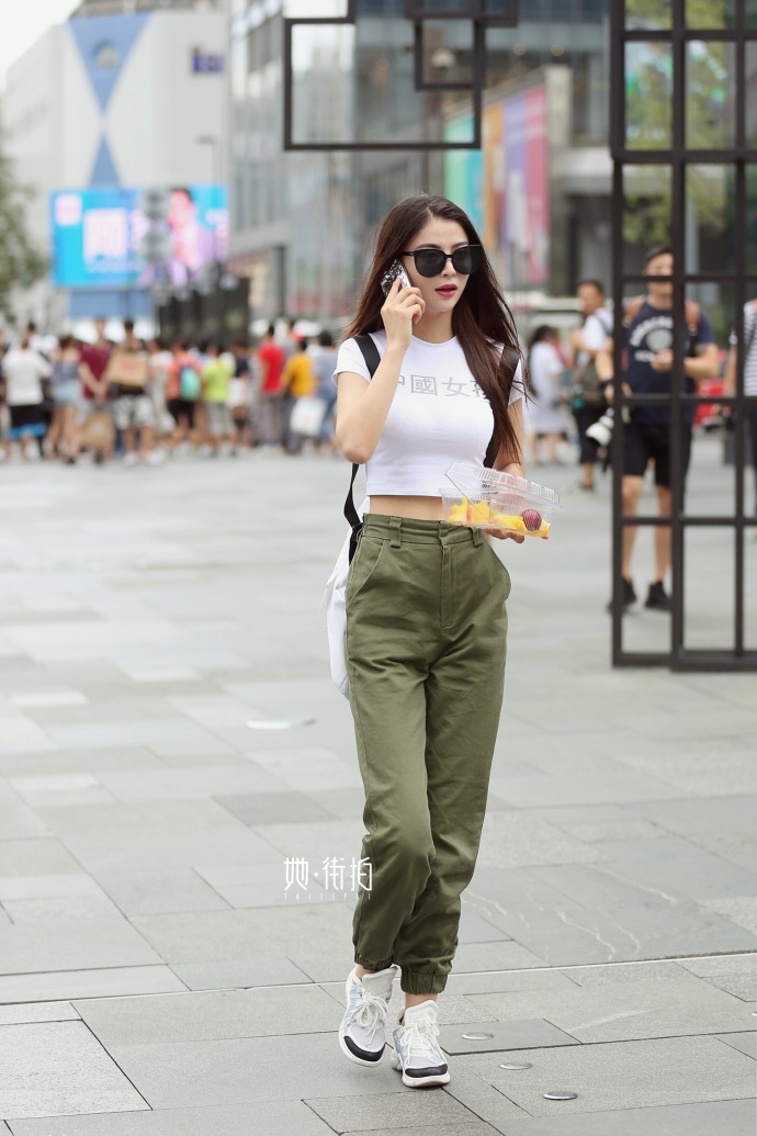 成都街拍,T恤搭配牛仔裤,简简单单的搭配,清爽休闲