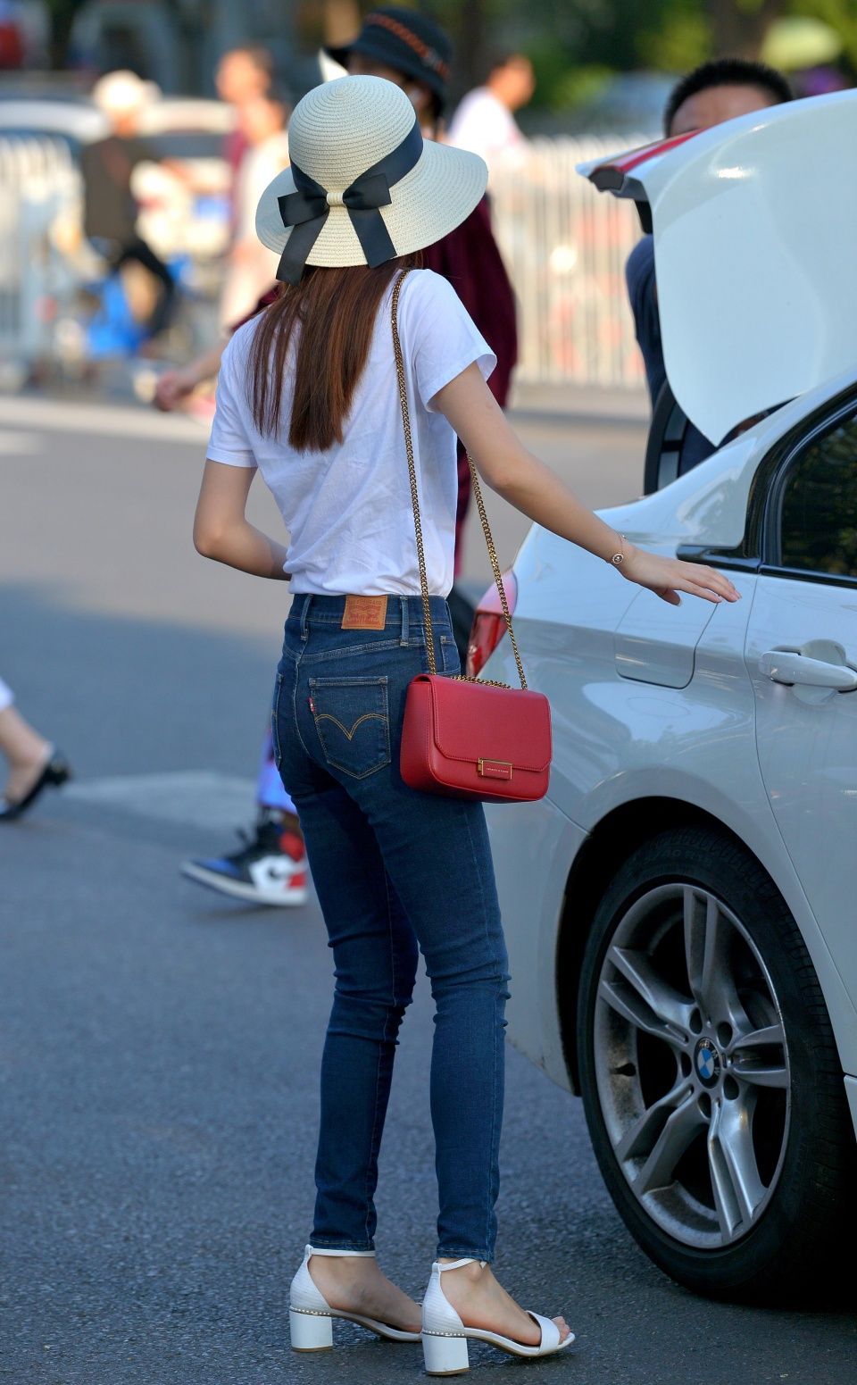 街拍:穿紧身牛仔裤的姑娘打车记