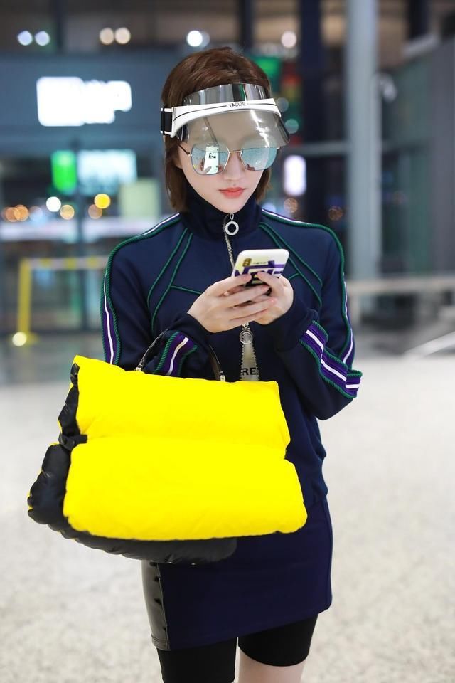 景甜一身蓝黄色运动装出街，网友:张继科给搭配的吗?