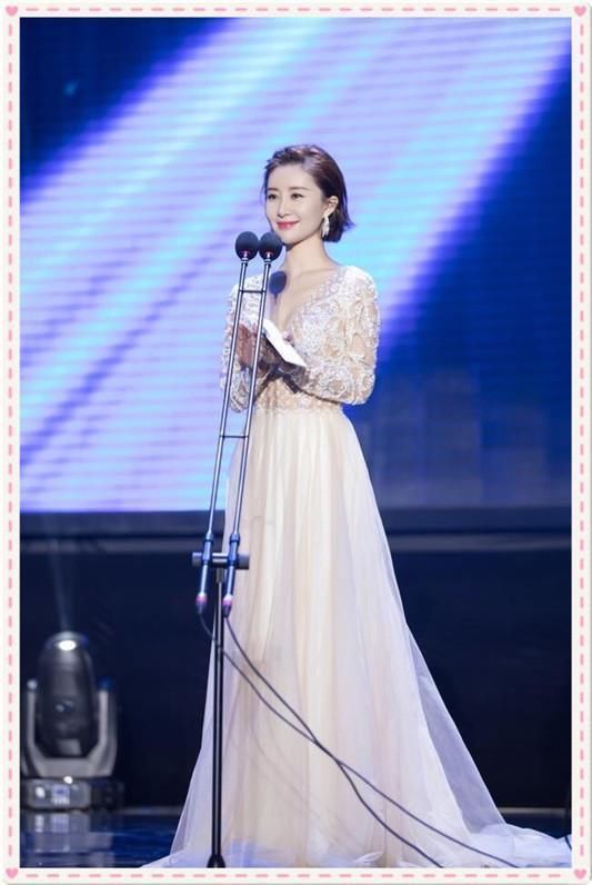 舒畅真会穿！吊带裙里套T恤居然一点都不丑，网友：这叫个性！