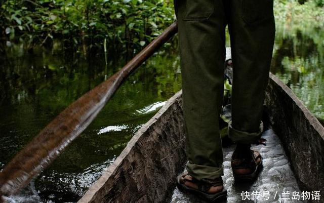 男子划船在湖里游玩，发现一个小岛，踩了踩，庆幸自己没有跳上去