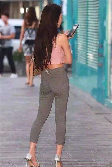身穿灰色紧身裤的小姐姐街头自拍,只要敢穿,紧身裤就是能带给你