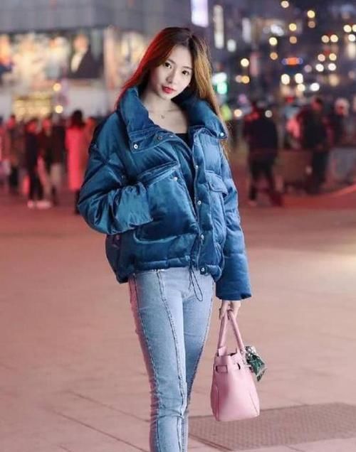  #风采#美女时尚街拍：明眸善睐的美女，一条白色的连衣裙，时尚女神风采