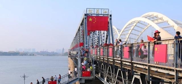 哈尔滨“国旗桥”上新闻联播,全国各地摄影师打卡“签到”
