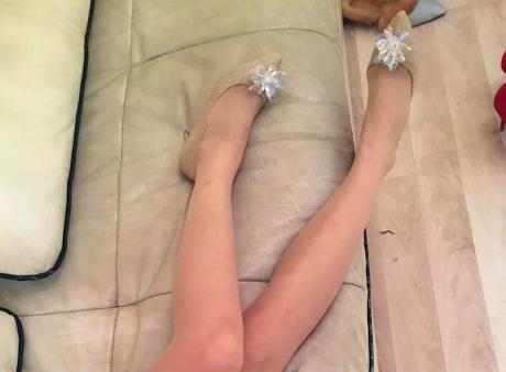 走路有点飘逸,尖头细高跟,个性而不张扬,形态看上去很优美