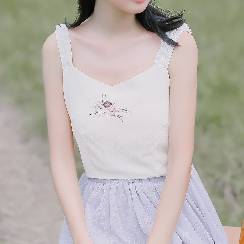 夏天简简单单最清凉，吊带背心+热裤，拉长双腿，秀出小蛮腰