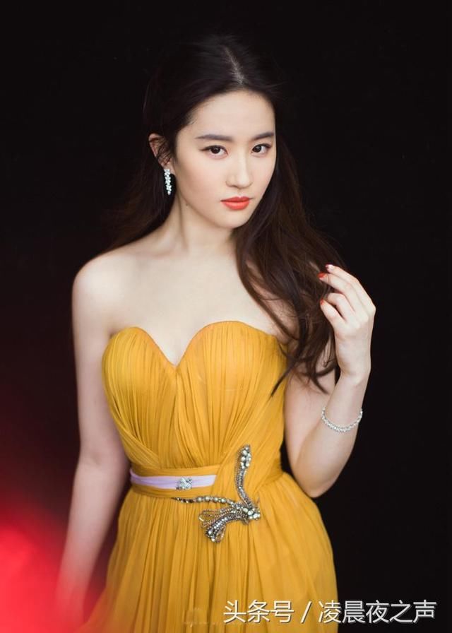 刘亦菲参加活动，上身居然穿的那么紧，网友：这条缝撑得好大