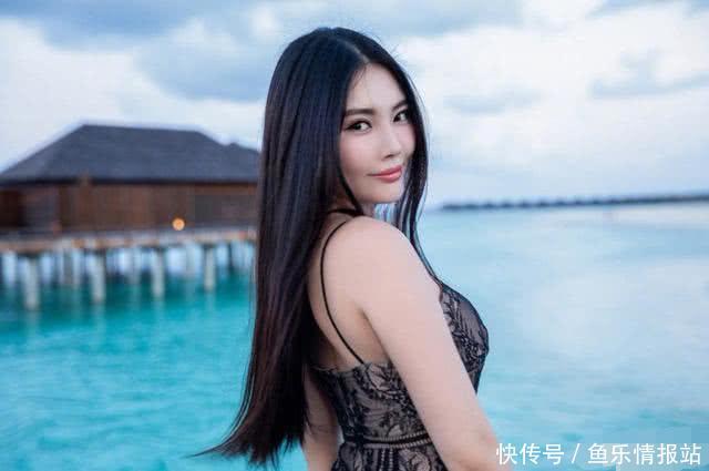 徐冬冬来到海边，身穿性感黑色透明长裙 ，身材是真的好！