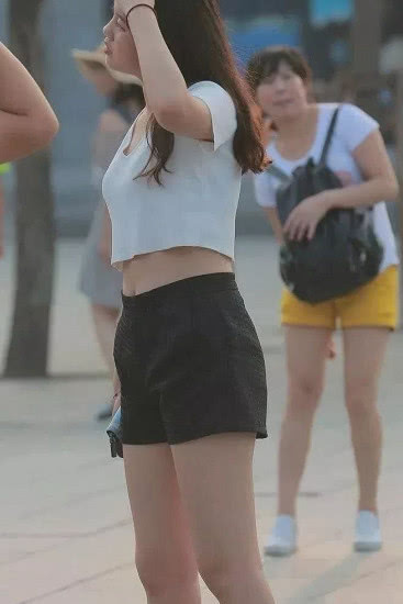 玩耍中的小姐姐被路人吸引，网友：就你这身段，谁看见了都会把你