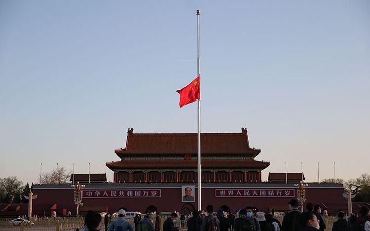 『10点』北京全市悼念疫情中的逝者,地铁乘客起身默哀