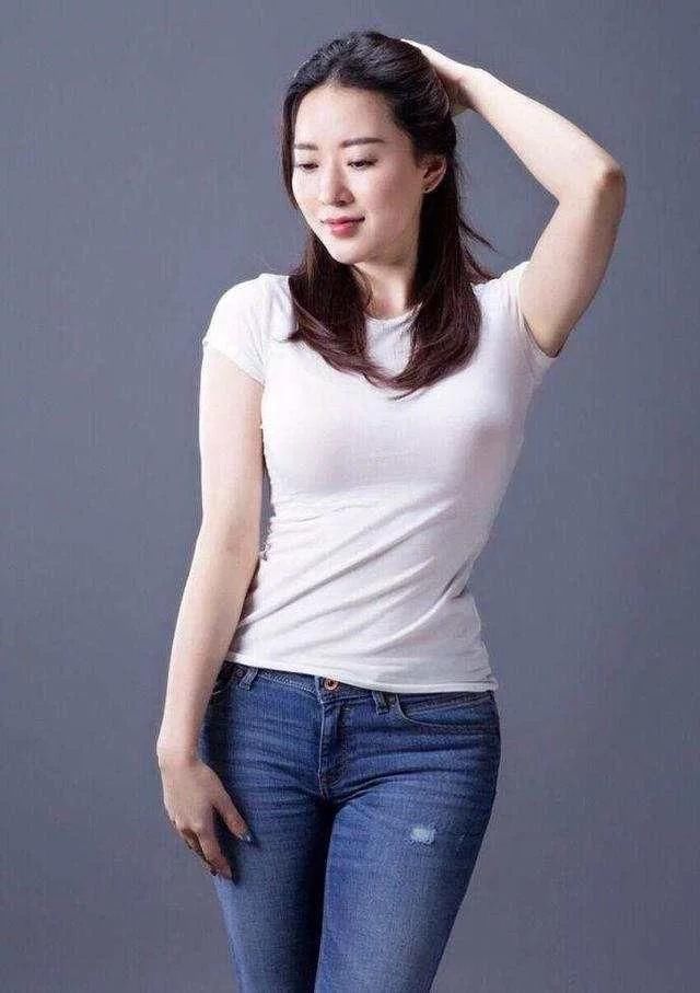 妩媚小女神紧身牛仔裤搭配修身短袖，气质甜美，让人羡慕