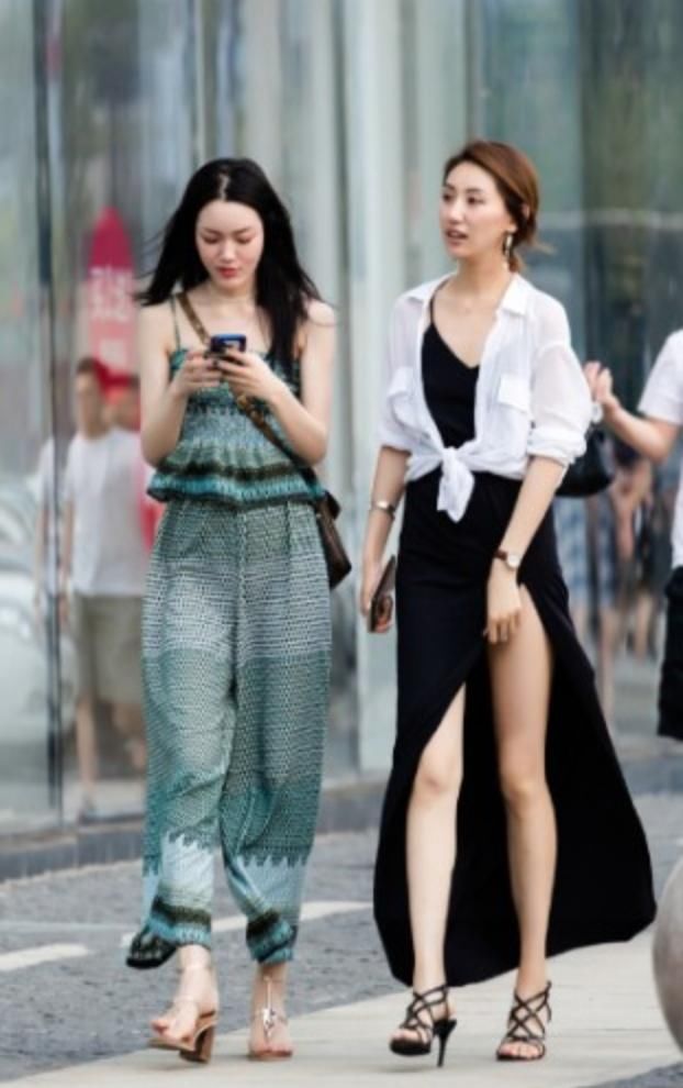 大长腿搭配开叉飘逸长裙，真的惊艳到了!