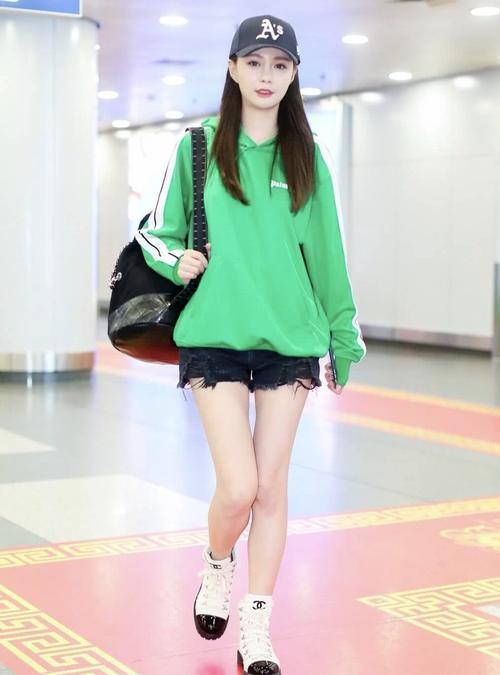 沈梦辰短裤现身机场秀美腿，被吐槽P图过度，网友：“真是心机gir