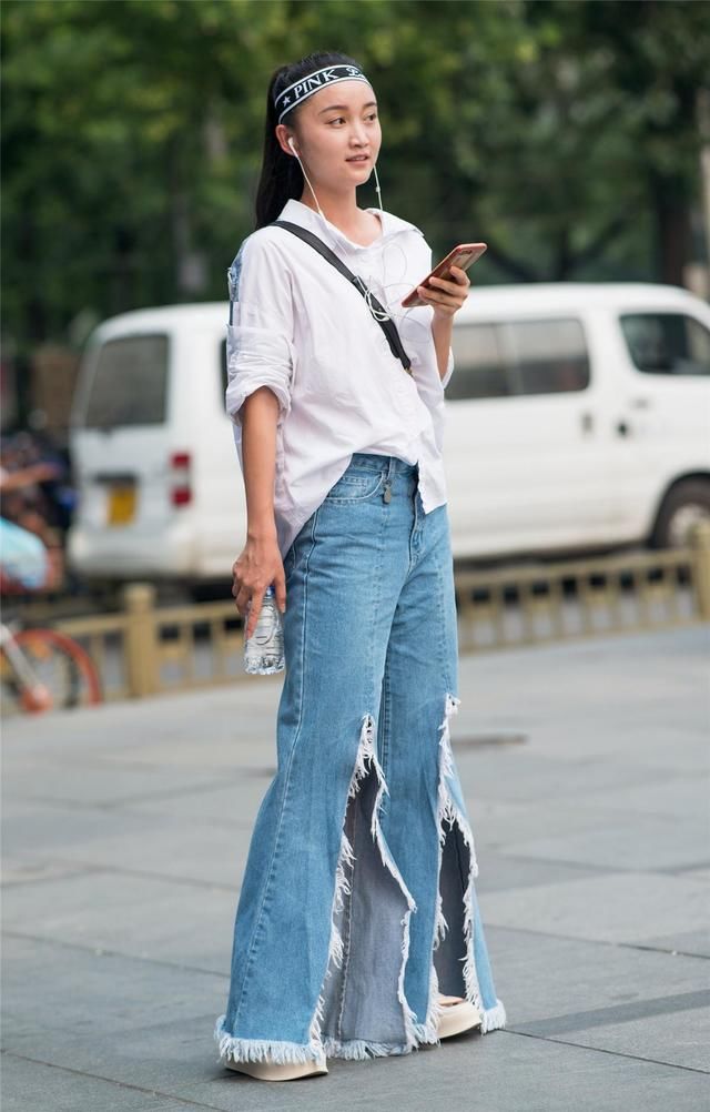 小姐姐穿着比破洞还酷的牛仔裤,酷酷的时尚中带着甜美范儿