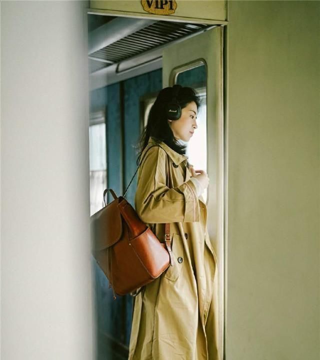 「选择穿条」春天穿风衣别配小脚裤,很土!看看三木博主的穿搭,每天都不重样