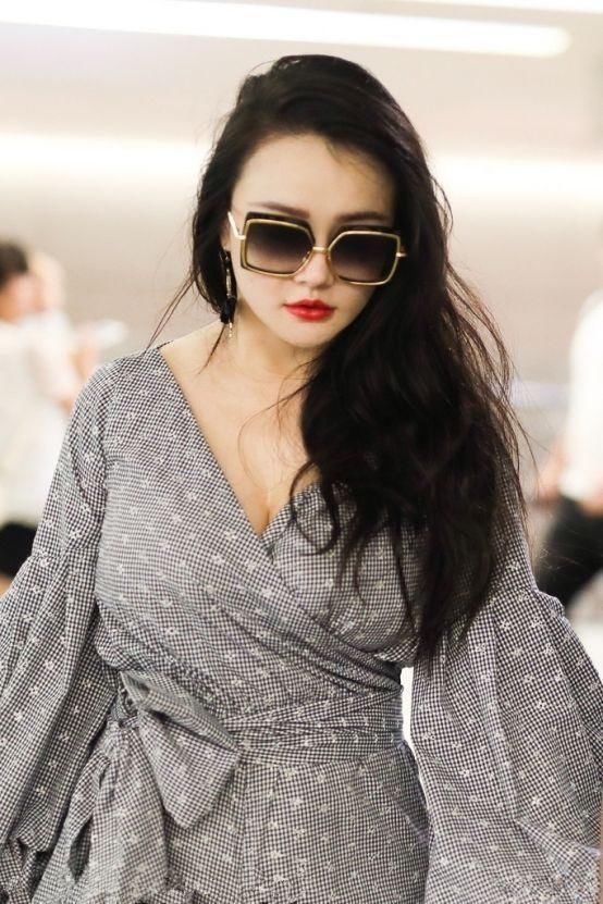 冉莹颖现身机场,全身只穿一件连体裤,网友:难怪邹市明贴身跟随