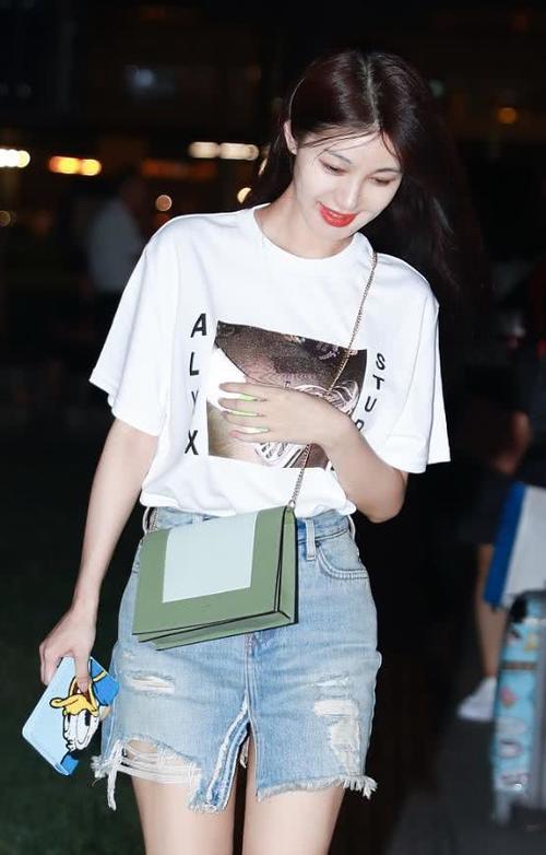 李菲儿衣服选错码了？竟在裙子上开了条缝，却意外地好看！