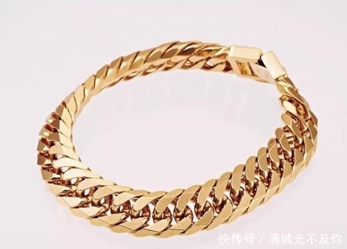  『小心』超粗手链吸引她目光，小心别被当作暴发户！