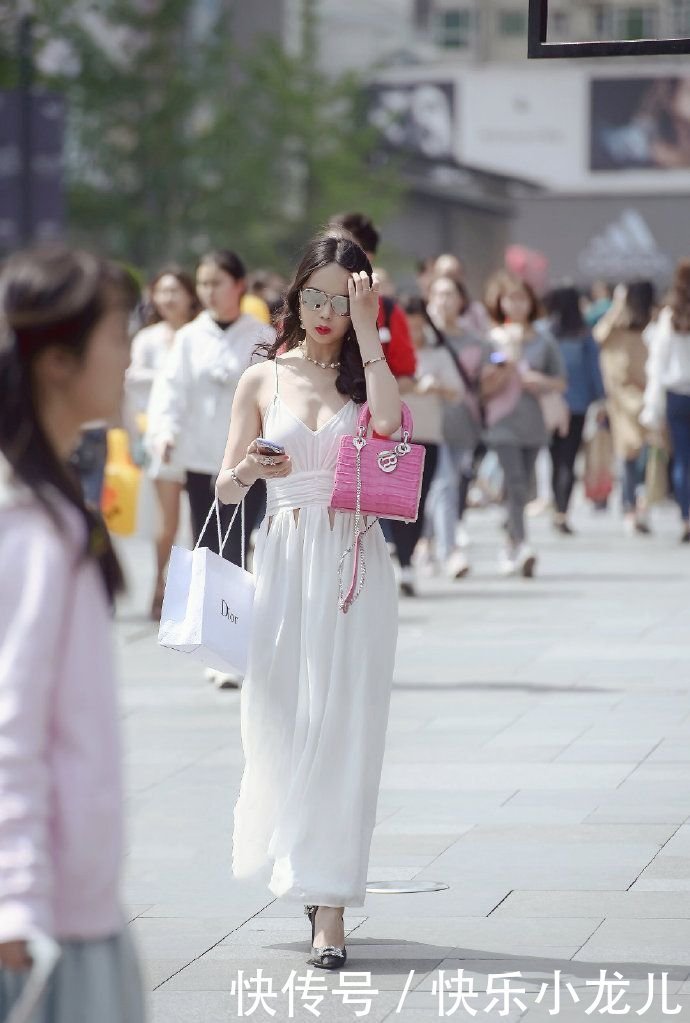 气息|街拍:白衣美背,仙女气息满满的