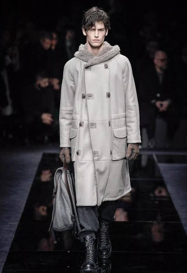 「延续」85岁的Armani先生,一直延续自己的风格,优雅简约的更加年轻化