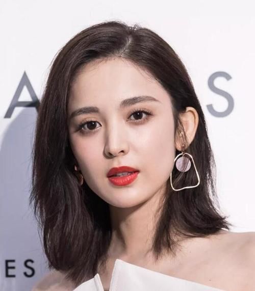  『很火』最近很火的一种新发型，“齐刘海+锁骨发”，Lisa剪了后超美的！
