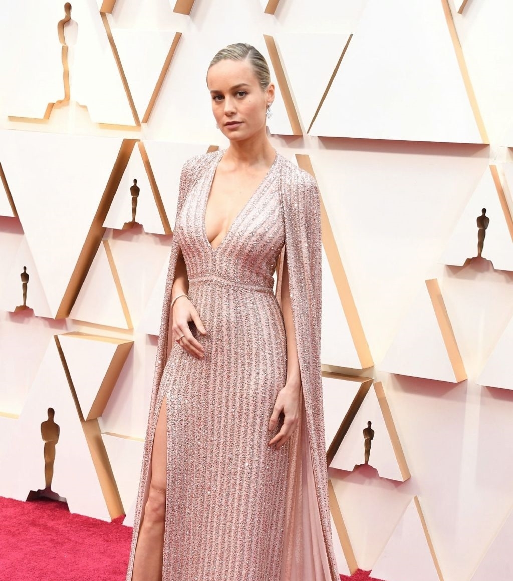 「不少」“惊队”布丽·拉尔森现身活动!容颜虽憔悴不少,身材却让人惊艳