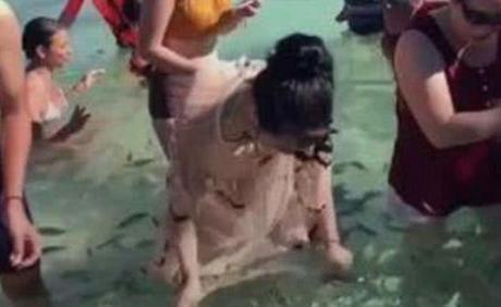 女子穿裙子在海边玩耍，出水的那一刻，旁边的游客眼都直了！